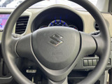 握りやすいステアリングで、長時間の運転でも疲れを軽減。操作性にも優れており、快適なドライビングをサポートします。手元で様々な操作が可能です。
