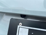 【バックカメラ】後退時に車両後方の映像をモニターに映す機能。目視できない死角を確認でき、衝突事故を防ぎます。駐車が苦手な方だけでなく全てのドライバーに必須の安全装備です。