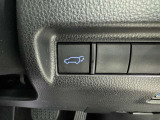 電動式バックドアです。 荷物を持ったままでもボタン一つで自動的に開け閉めできるので便利ですよ。 挟み込み防止機能も付いていますのでお子様の手や荷物を挟み込むのを防いでくれますよ。