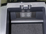 充電用USB端子付き。スマートフォンなどの充電に便利です。