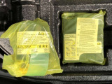 もしパンクをしてしまったら、この溶剤をエア注入口より入れて応急処置をして下さい。重たいスペアタイヤを積んでいるより燃費の向上になるので、パンク修理キット搭載の車が増えているんです。