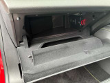 大容量のグローブボックスは車好きには重宝されます