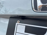 【バックカメラ】後退時に車両後方の映像をモニターに映す機能。目視できない死角を確認でき、衝突事故を防ぎます。駐車が苦手な方だけでなく全てのドライバーに必須の安全装備です。