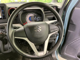 握りやすいステアリング形状で、運転操作を快適にします。操作スイッチも配置されており、運転中でも直感的に操作できます。運転の楽しさを追求しました。