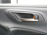 運転席シートポジションメモリーでスイッチを押すだけでシートが設定したポジションに動くので便利です!