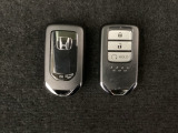 スマートキーを装備しています。鍵を差し込むことなくドアロックの開け閉めと、スタートボタン操作でのエンジンスタートができます。スペアキーも同じものを用意しております。