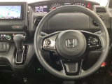 【ハンドル】運転にかかわる様々な操作を安全に行えるように視点移動が少なく操作性に配慮されたスイッチ類が凝縮されたコックピットです。