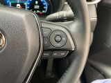 前方の車との車間を設定し、スピードを上げたり緩めたりを自動で行ってくれる追尾式の「レーダークルーズ」。上級装備の一つです!高級車にしかつかない嬉しい機能です。