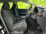 運転席からの視界は良好で、運転に集中できます。座り心地の良いシートと、機能的な内装が快適なドライブをサポートします。
