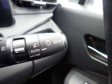ハイビームアシスト機能が装備されており対向車が接近すると自動的にロービームに切り替えてくれる便利な機能になっております!