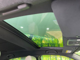 【ガラスルーフ】ガラスルーフ搭載で車内の解放感が一気にアップ!開放的なドライブをお楽しみいただけます。