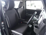 【清潔感のある運転席&助手席】隅々までクリーニングの行き届いた運転席&助手席。目立ったシミや汚れ等もございません。