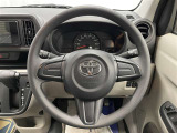 快適な操作性の運転席、ハンドルも綺麗に清掃済みです!もちろん安全を守るエアバッグも装備しているので安心してお乗りいただけます(^^)