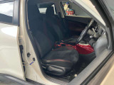運転席、助手席です。シート地です。座面も広くゆったりと座れてきっと気に入っていただけると思います。