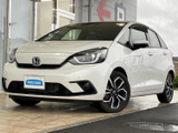 流麗なフォルムが際立つフロントマスク。都会の街並みに調和する、洗練されたデザインが目を引きますね。