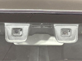 【誤発進抑制機能】駐車場でアクセルとブレーキを間違えてしまった際、ブレーキでサポート。うっかり事故の予防に役立ちます!