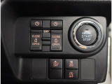 お車のキーはスマートキーです。キーを身につけた状態で車に近づき、ドアロックの解錠や施錠操作が出来ます。雨の日など両手がふさがっている時など、とっても便利ですね。