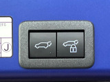 【パワーバックドア】スマートキーや運転席のボタンを押すだけでリアゲートが自動で開閉します!荷物を持っている時や、高い位置にあるバックドアを閉める際に便利な機能です♪