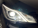 【LEDヘッドライト】悪天候や夜間走行時も良好な視界を確保し安心して運転できる高輝度LEDヘッドライトを装備!点灯速度が早く、消費電力も抑えられています。
