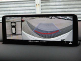車両の前後左右にある4つのカメラを合成することで、まるでご自身のクルマを空から見ているような俯瞰での映像を映し出してくれます。バック時ももちろんのこと、前進時に視界の悪い交差点でも役に立ちますね。