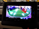 バックカメラの画像です。ガイドラインがスムースな車庫入れをサポートいたします。車庫入れの安心感がアップしますね。