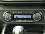 オートエアコンを装備しておりますので、四季を通じて車内を快適な温度に保つことが出来ます!高級感が有りますね!