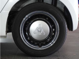 ◆純正ホイール装着車◆シンプルなデザインのホイールキャップ付きです。