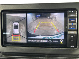 【全方位モニター】まるでクルマを真上から見下ろしたかのような視点で駐車をサポートします!クルマの斜め後ろや真横など、前後左右の4つのカメラの映像が合成されて、モニターに映し出されます。