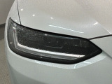 LEDヘッドライトは、点灯の瞬間から最大光量を発揮し、突然暗くなるトンネルなどでの安定感を高めます。