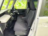 運転席からの視界は広く、運転操作もスムーズに行えます。快適な運転環境をサポートする、優れた室内空間です。