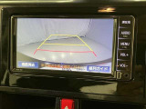 車庫入れなど後進運転時に死角をモニターで確認ができて安全です♪ ステアリング操作の参考になるガイド線も表示しますので車庫入れがニガテな方も安心ですネ!