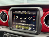 運転席・助手席の温度調節を個々に設定できるデュアルゾーンオートエアコンを装備しております。