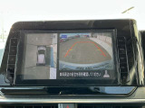 上空から見下ろしているかのような映像をディスプレイに映し出し、スムースな駐車をサポートします。画面は「トップビュー」のほか「サイドブラインドビュー」への切り換えが可能。ますます安心です