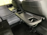 前席背面には格納式のテーブルも装備。食事やスマホ・タブレットでの動画視聴など様々な用途で活躍します。サイドにはちょっとした荷物がかけれる便利なコンビニフック付きです。