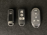 スマートキー付きですからドアロックの開閉およびエンジンスタートが楽々です。電動スライドドアの開け閉めもボタンで操作できます。加えて、純正リモコンエンジンスターター用の操作キーもついています。