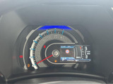 視認性の高いメーター類が運転情報を的確に伝えます。デジタル表示により、様々な情報を確認でき、運転の安全性を高めます。走行距離もご確認ください。