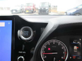 プッシュスタートのボタンがとても運転席から見やすい位置にあります。ドライバーから見えにくいところにあるクルマが多いんですよね。それだけでイライラしちゃう。このクルマなら解決です!