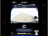 フロントグリル、ドアミラー、リヤゲートに装着したカメラの映像をインフォメーションディスプレイの大画面で確認可能です。