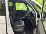 広々とした室内空間が魅力。運転席からの視界も良好で、快適な運転をサポートします。座り心地の良いシートも特徴です。