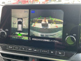 上から見下ろしているような視点で周囲が確認できるアラウンドビューモニターです。上から見下らしているような映像によって縦列駐車もラクラク、駐車が苦手な人の強い味方です!