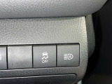 オートマチックハイビームとは、先行車や対向車のライトを認識し、ハイビームとロービームを自動で切り替える機能です。夜道の視界を確保します。詳細は販売店スタッフまでおたずねください。