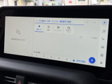 高精細なディスプレイが、運転中の情報提供をサポート。使いやすいインターフェースで、快適なドライブを演出します。多彩な機能でカーライフを豊かに。