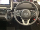 【ハンドル】運転にかかわる様々な操作を安全に行えるように視点移動が少なく操作性に配慮されたスイッチ類が凝縮されたコックピットです。