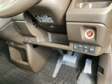 横滑りを防ぐVSAなどのスイッチは、運転席の右側、手の届きやすい位置にあります。
