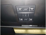 両側電動スライドドアのスイッチです。室内からでも開け閉め可能!これ本当に便利です!衝突被害軽減装置など安全装備も充実!