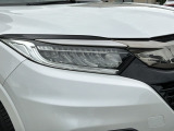 シャープなデザインの明るくて長寿命のLEDヘッドライト採用