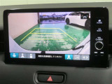 車両後方の映像を映すバックモニター。進路を確認しながら安全に車庫入れできます。