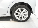 ホイールの細部まで意識して清掃しています。見えない部分まで整えることで、お車全体の「大切にされている感」を追求しました。安心感と利便性を兼ね備えた足回りです。