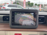 【バックカメラ】後退時に車両後方の映像をモニターに映す機能。目視できない死角を確認でき、衝突事故を防ぎます。駐車が苦手な方だけでなく全てのドライバーに必須の安全装備です。