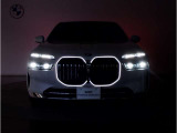 【BMWの伝統】BMWの特徴的な&ldquo;キドニーグリル&rdquo;は、80年以上続く伝統の形でございます。変わらないこだわりのデザインが、プレミアムブランド&ldquo;BMW&rdquo;を創り出します。
